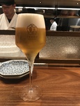 このサイトのランキング上位のビールの中で、唯一飲んだことも聞いたことも無いビールだったので、調べて飲みに行きました！
山形の湯坊いちらくさんという温泉旅館で２０年に渡り醸造されているとのことでしたが、流石に山形までは行けないな〜…とおもっていたら、丸ビルのDAEDOKOというレストランで樽生を飲めるとの事でしたので、早速お邪魔して来ました！レビュー通りのキレと苦味で美味しかったです！蕎麦の香りはあまり無いですが、言われてみればビールの苦味の中に、蕎麦の苦味というか香りというか…余韻は複雑なビールでした。そしてここのDAEDOKOさんの料理が美味しいこと！また来ますね(^ ^)